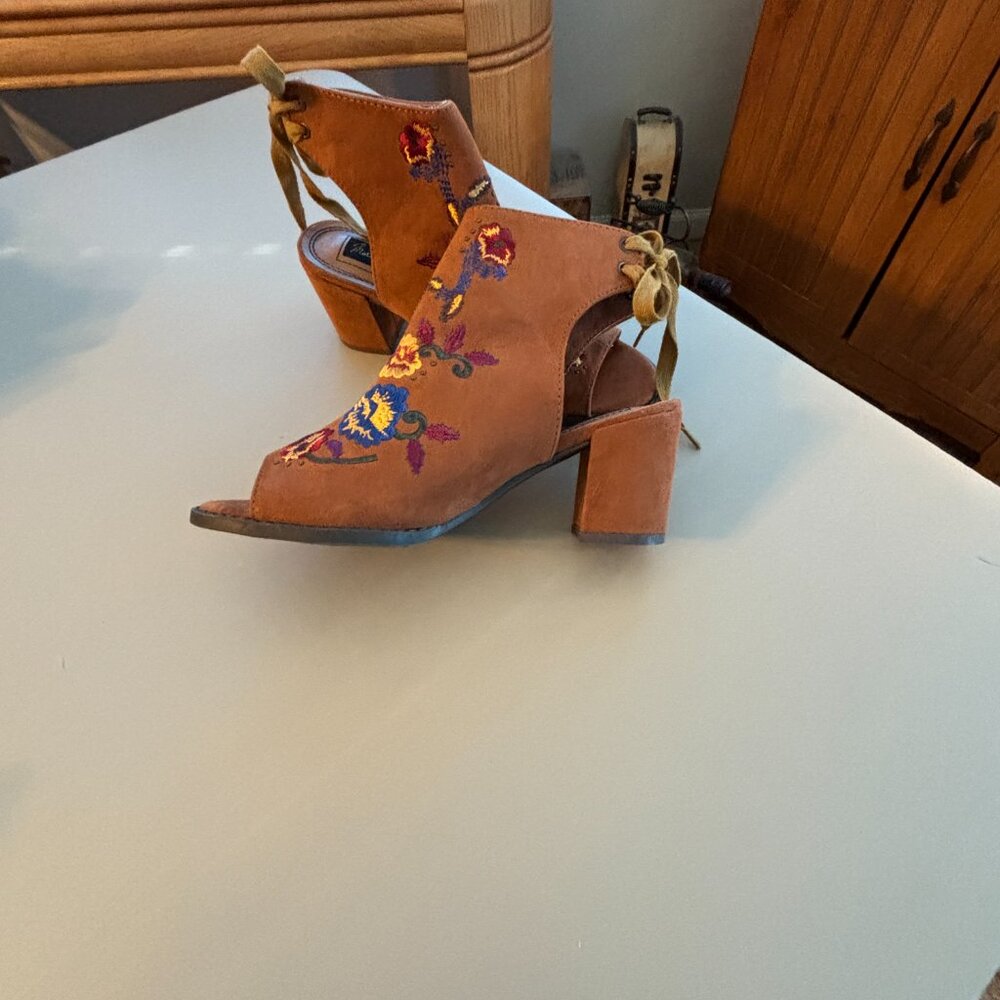 Ladies Maxi A Emb heels - Picture 2 of 9